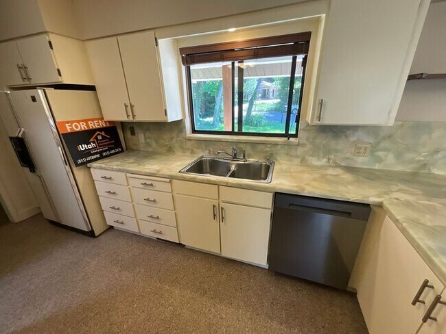 Building Photo - 4 bdrm 3 bth plus a Den/office Home 2 Car ...