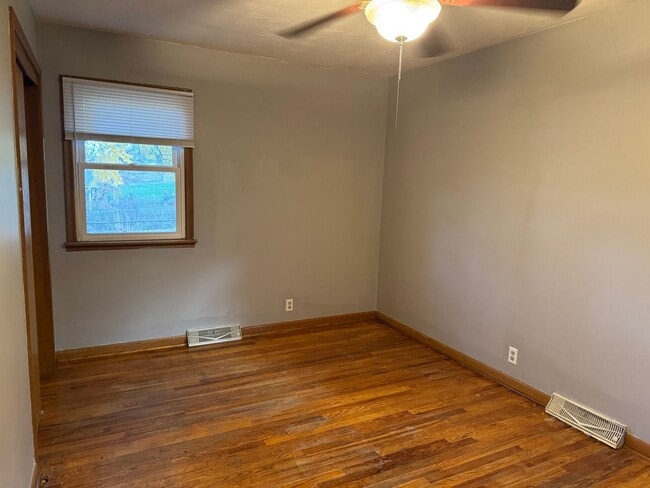 Building Photo - Bright & Spacious 3-Bedroom Duplex Unit on...