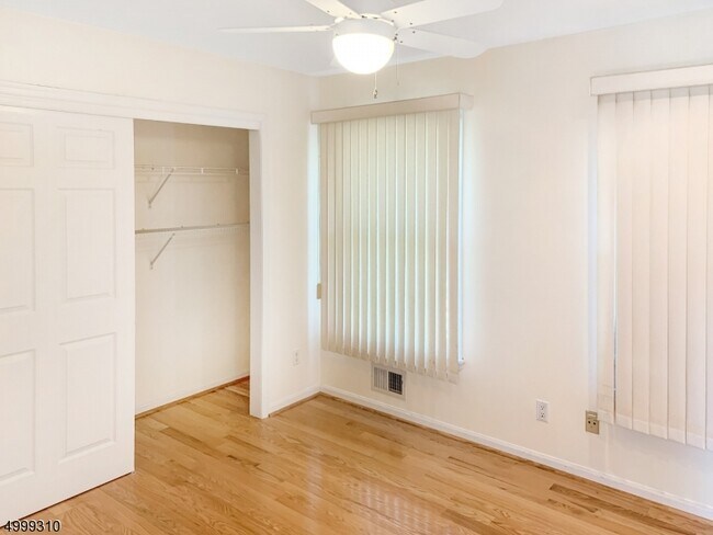 Building Photo - 9 Colonial Ct