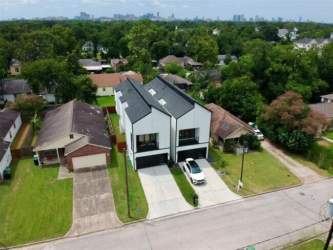 Building Photo - 7020 Eastwood St