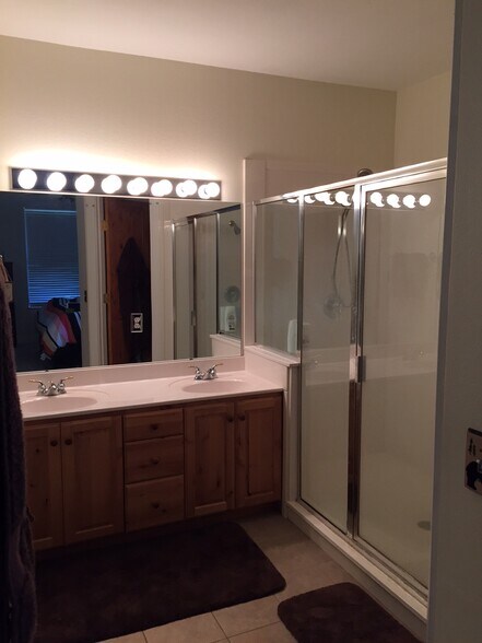 Building Photo - 8300 Meadowview Dr