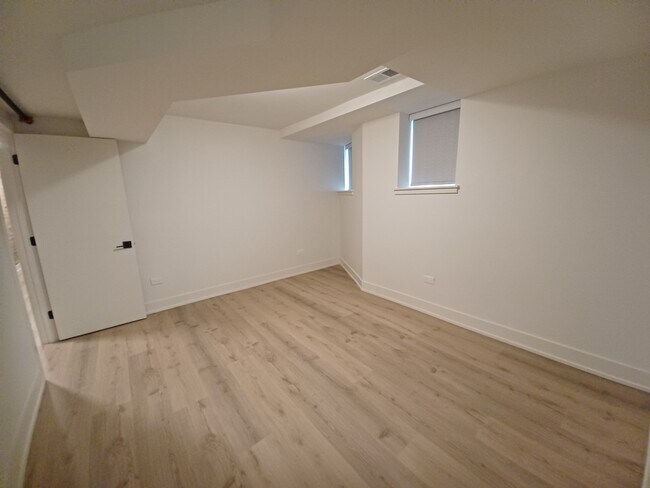 Building Photo - 5000 S Woodlawn Ave