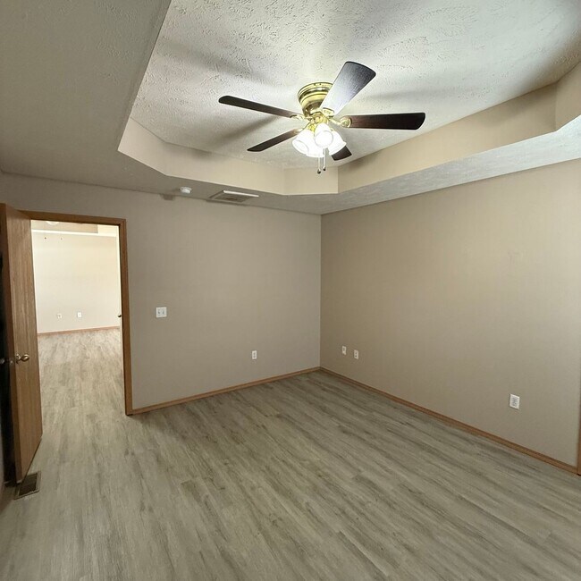 Building Photo - 4 Bedroom Home in Clever