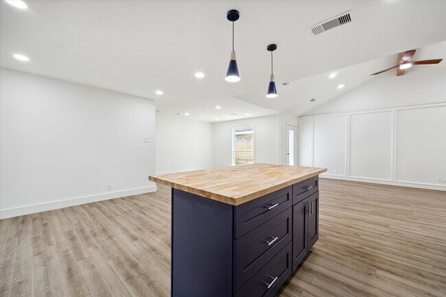 Building Photo - 9319 Carousel Ln
