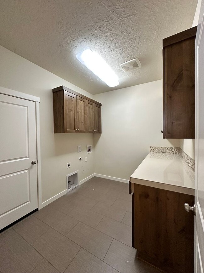 Building Photo - 742 NE Union Loop