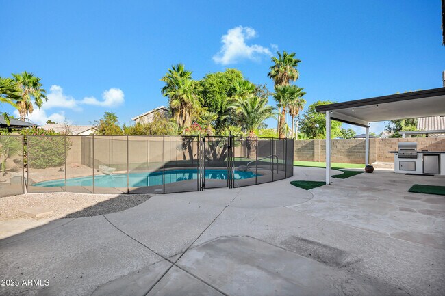 Building Photo - 2399 S Walnut Dr