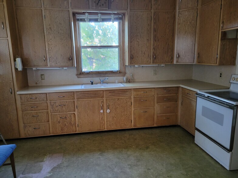 Kitchen - 637 Ruble Ave