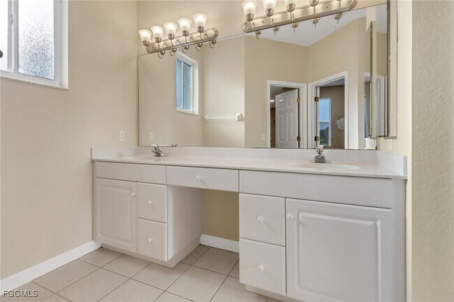 Building Photo - 14290 Reflection Lakes Dr