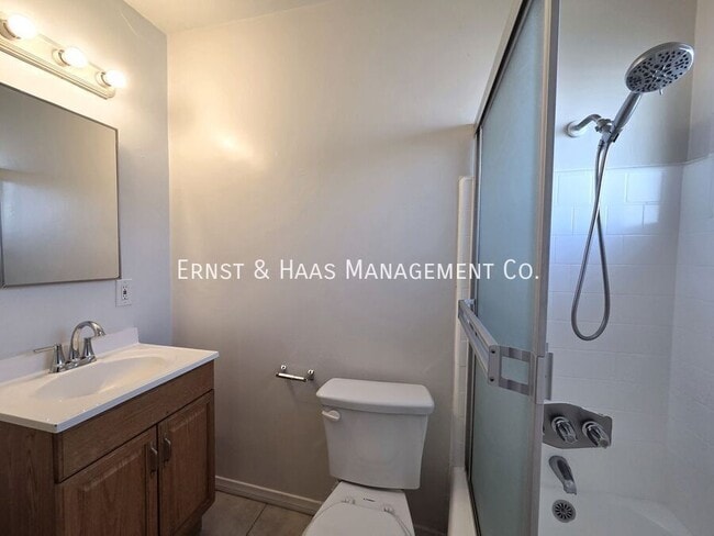 Building Photo - 4552 N Lakewood Blvd