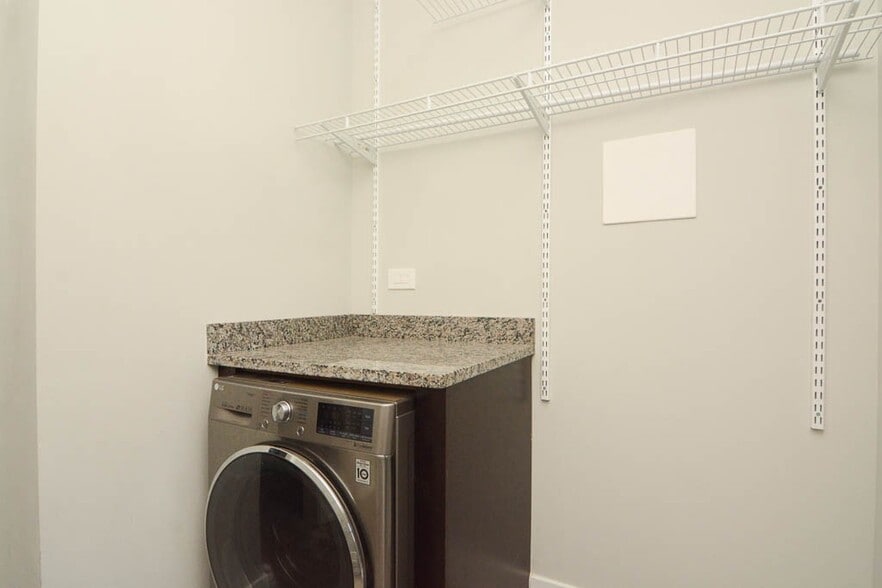 Building Photo - 714 W Brompton Ave