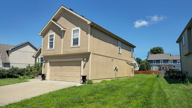 Building Photo - COMING SOON!! HUGE Northland 4 Bed 2.5 Bat...