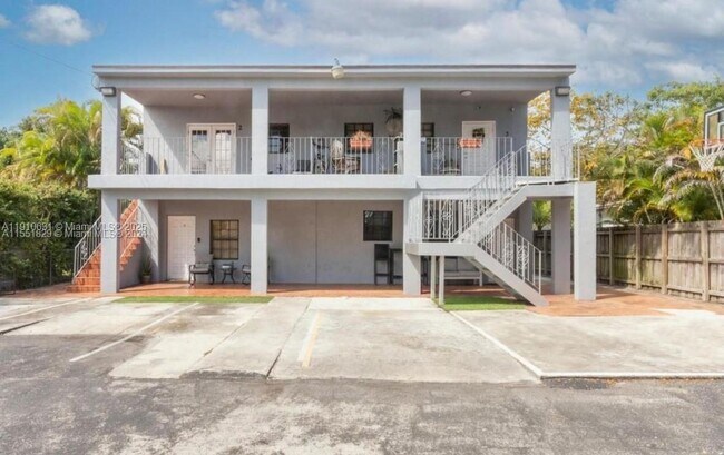 Building Photo - 312 SW 32nd Ave