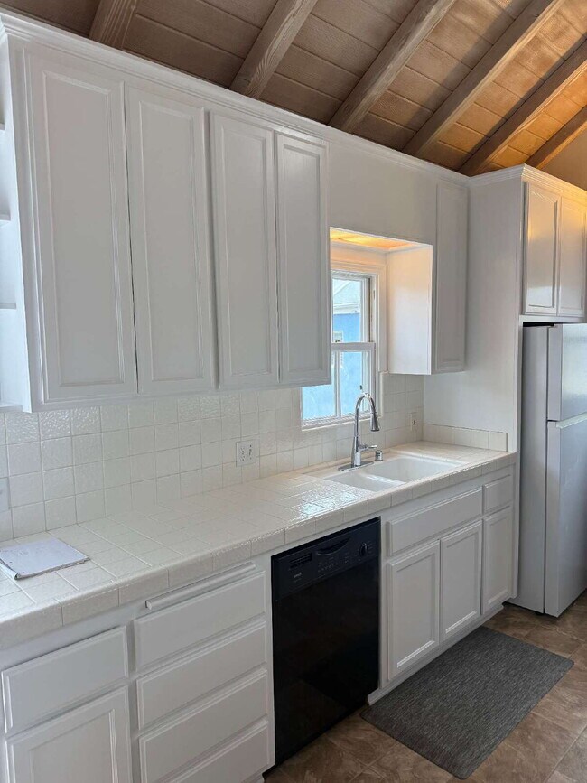 Building Photo - Unfurnished Studio Balboa Island