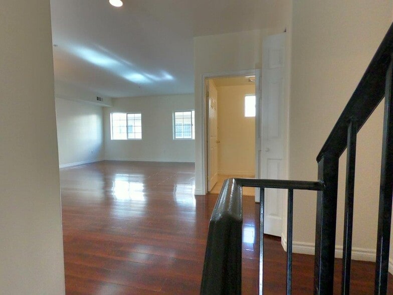 Primary Photo - 8735 Cedros Ave