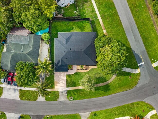 Building Photo - 908 Hibiscus Dr
