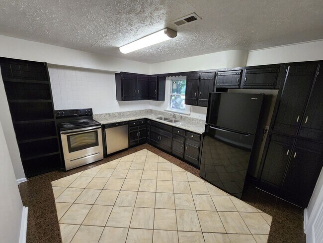 Building Photo - Spacious 3-Bedroom, 2-Bathroom Home AVAILA...