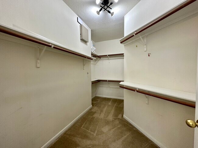 Building Photo - 9222 Memorial Grove Dr