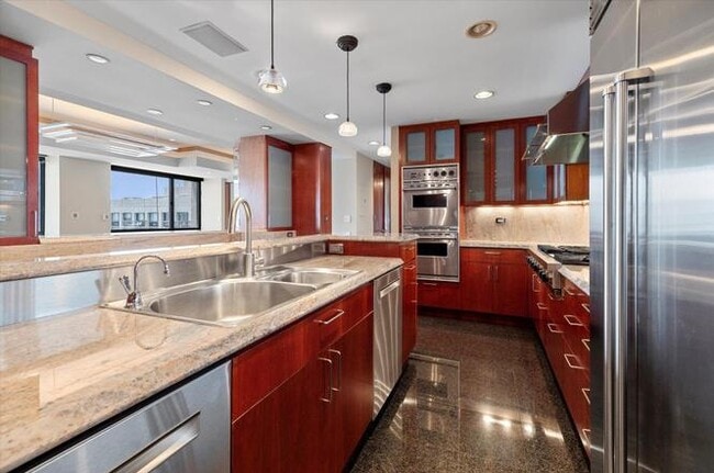 Building Photo - Palis Blv