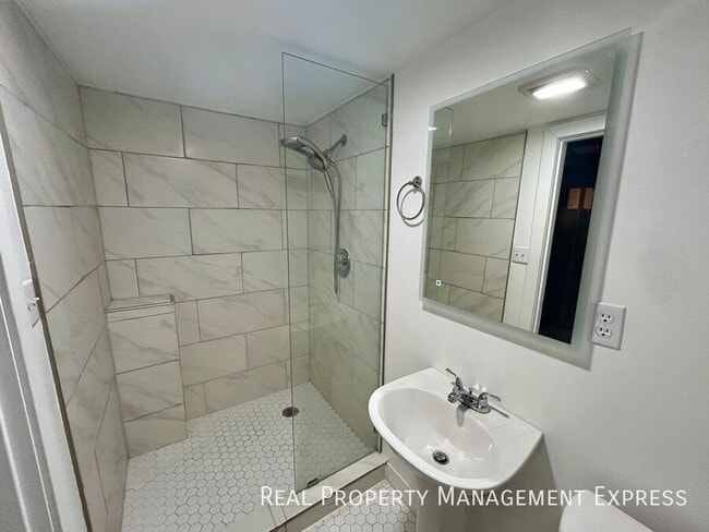 Building Photo - Modern 2 Bedroom + Den, 2 Bath House