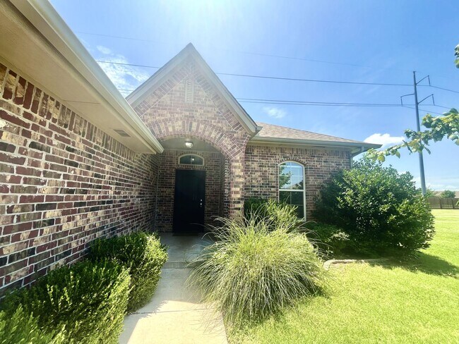 Building Photo - For Rent: 4 Bed | 2 Bath | Spacious Yard |...