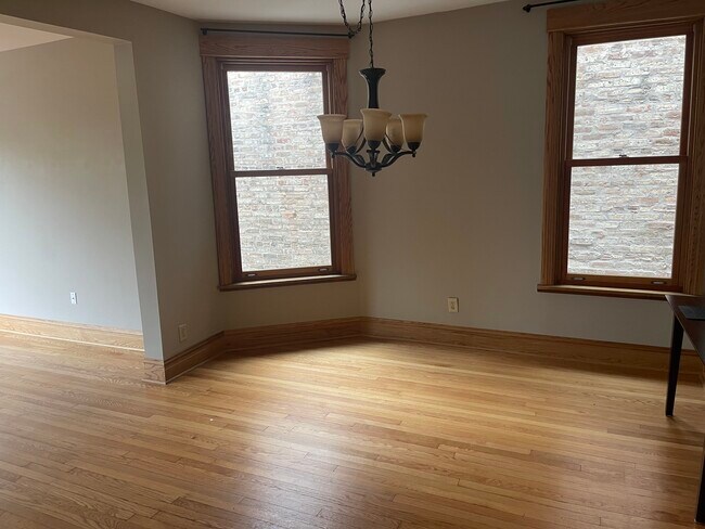 Dining room - 1211 W Newport Ave