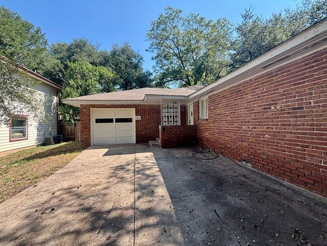Building Photo - 914 Keith Ln