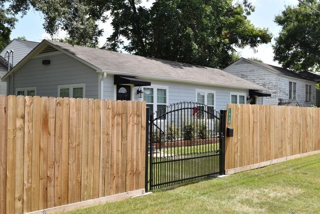 Building Photo - 1519 W 12th St