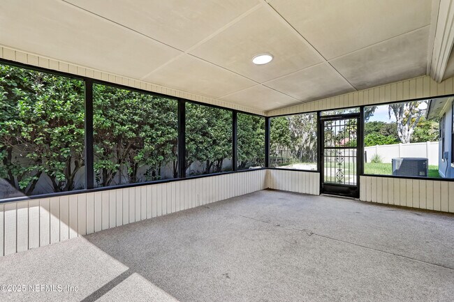 Building Photo - 10460 Roxbury Ln