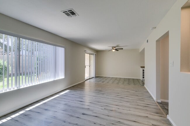 Building Photo - 2 Bedroom Townhome with 2 car attached garage in Henderson