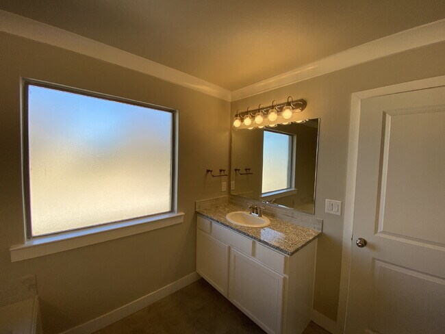 Building Photo - Wonderful 4 Bedroom 2 Bathroom in Bell Farms!