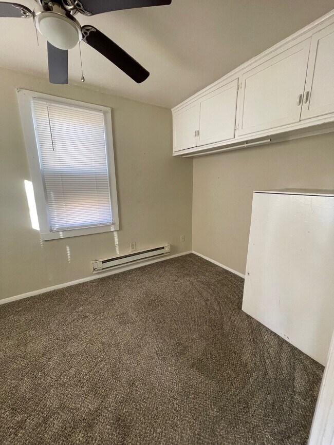 Building Photo - Quant 1 Bedroom, 1 Bathroom Single family home with fenced yard