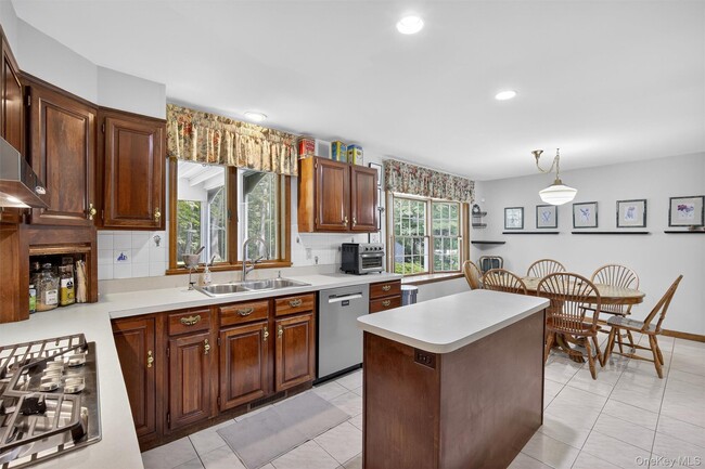 Building Photo - 92 Brook Hollow Dr