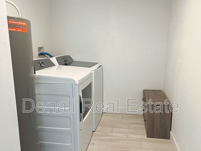 Building Photo - 1759 N Spring Cir