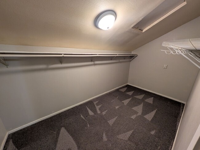 Building Photo - Large 3 Bedroom Corner Unit in The Heart of Gig Harbor! Available Now!