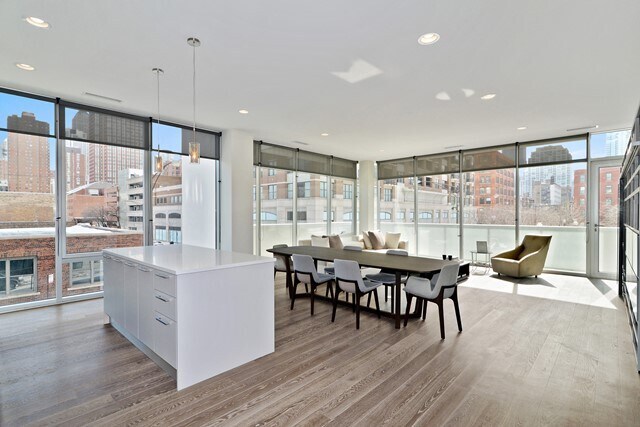 Building Photo - 858 N Franklin