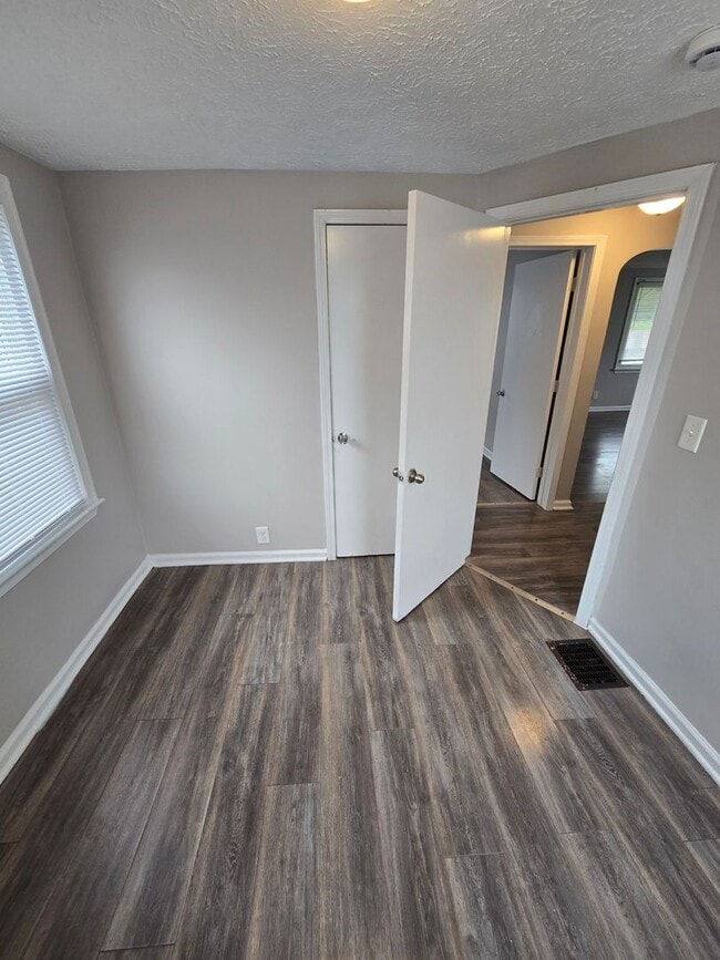 Building Photo - 2 BEDROOM SINGLE FAMILY