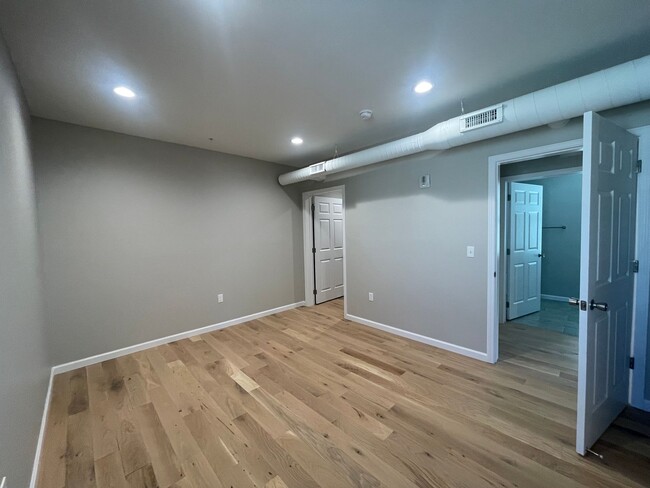 Building Photo - 1 Bedroom / 1 Bath Main Level Apt  Kingspo...