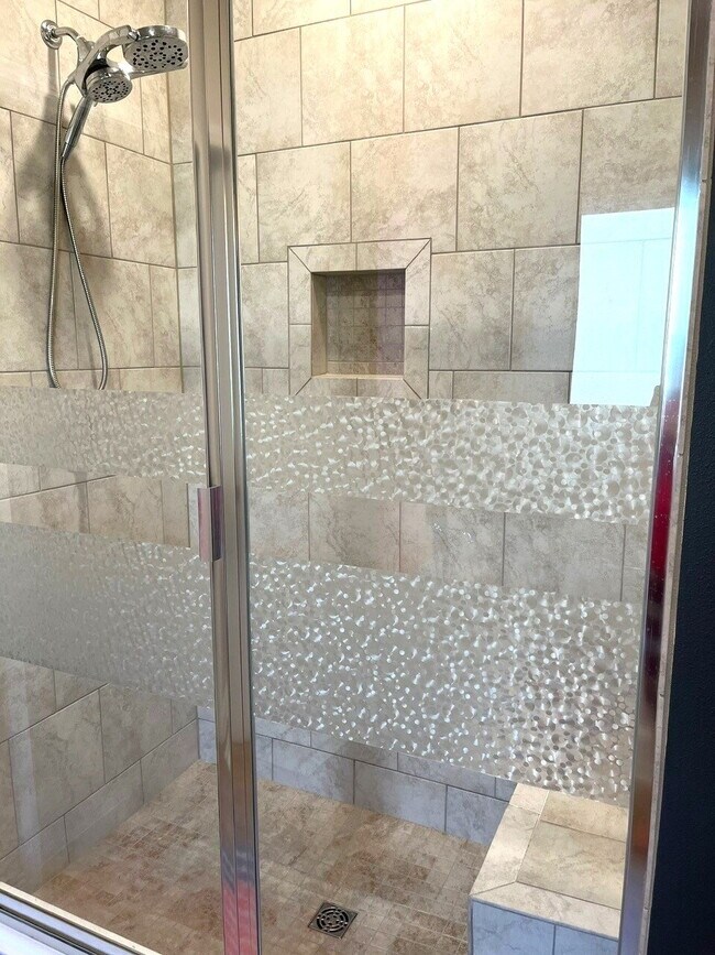 Building Photo - Beautiful 5 Bedroom Home with Pool in Holl...