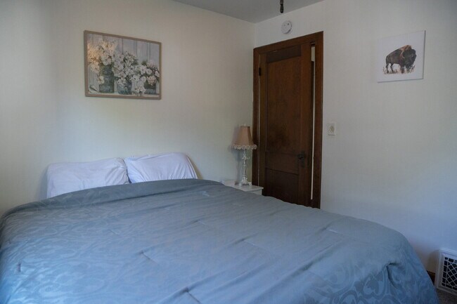 Building Photo - Beautifully Renovated 4-Bedroom Home with Fenced Backyard!