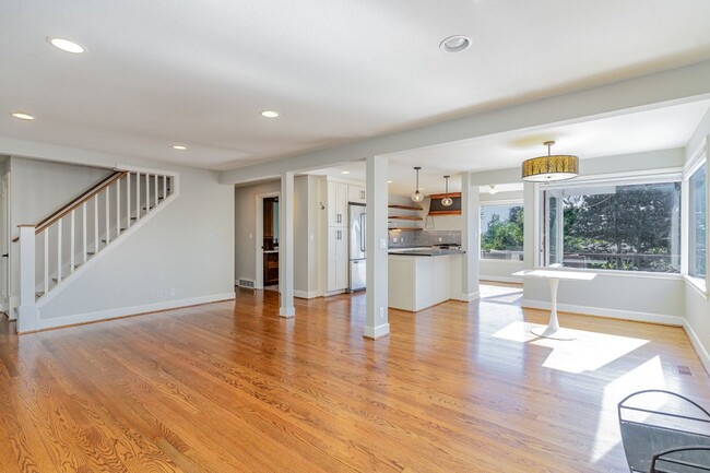 Building Photo - 5Bd/2.5Ba Seattle House