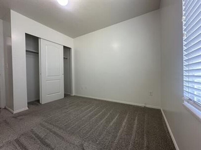 Building Photo - Charming Murray Home