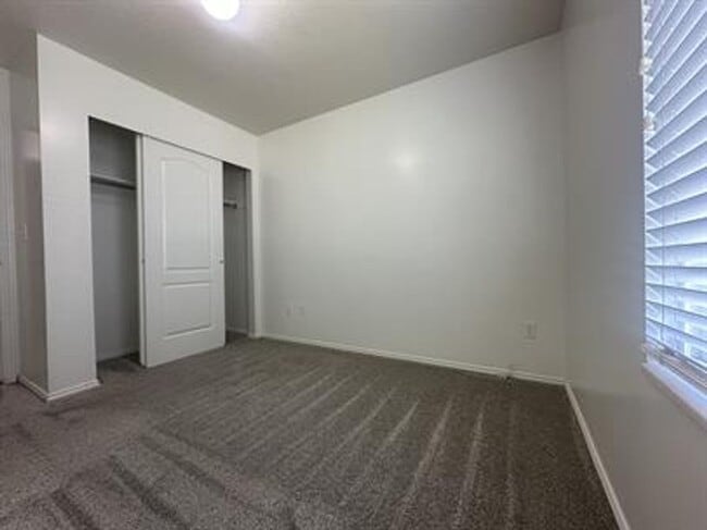 Building Photo - Charming Murray upstairs unit