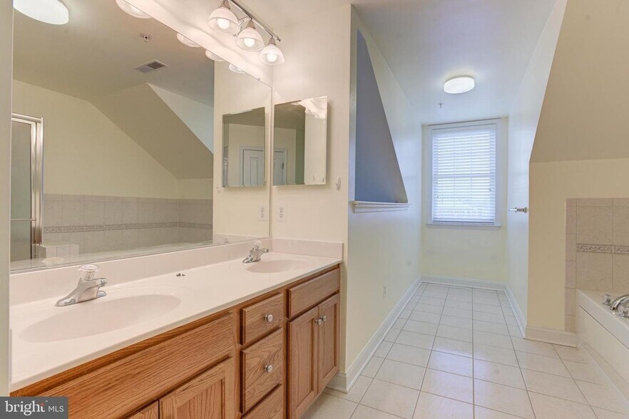 Building Photo - 833 Ramsay St