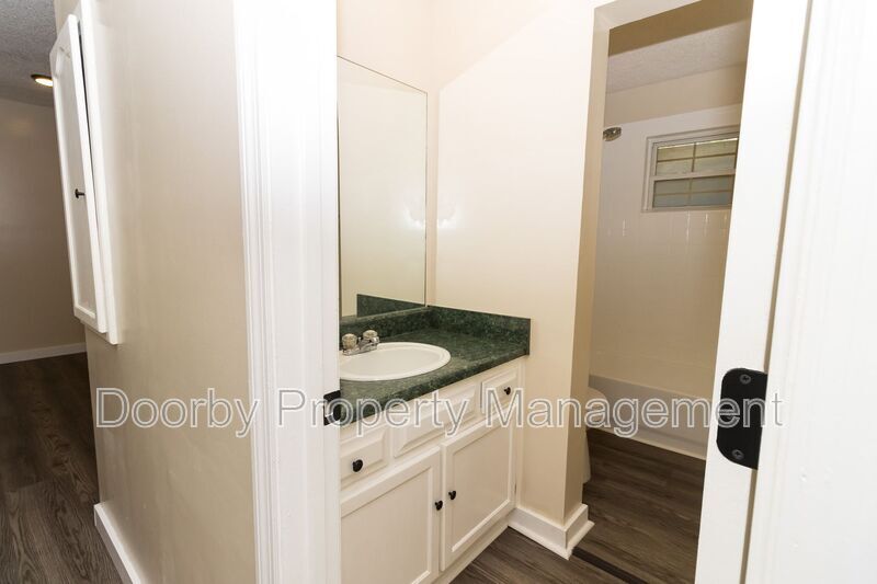 Building Photo - 2425 Ashmore Ave