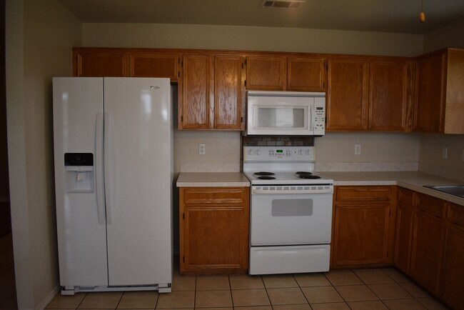 Building Photo - 837 Lakeview Dr
