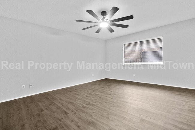 Building Photo - 2801 Meadowview Dr