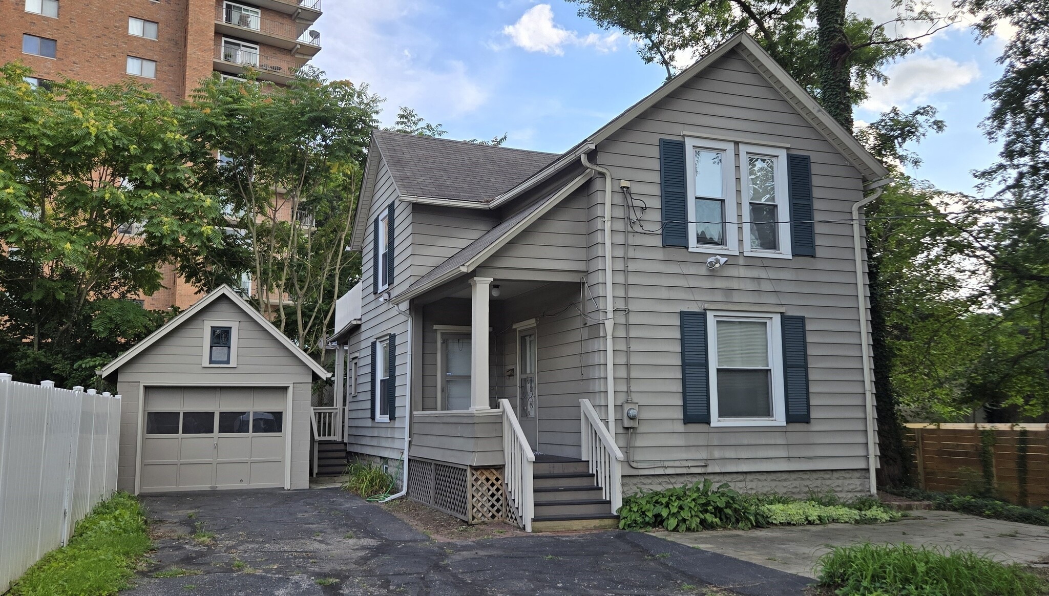 Building Photo - 976 Bailey Ave