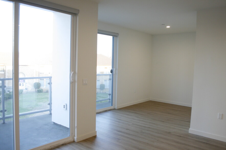 Dining Area - 1301 S Westgate Ave