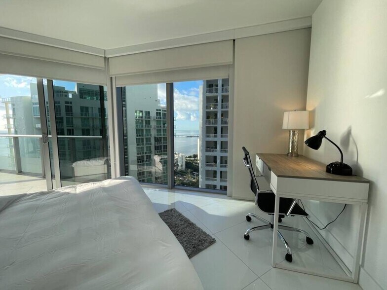 Building Photo - 1300 Brickell Bay Dr