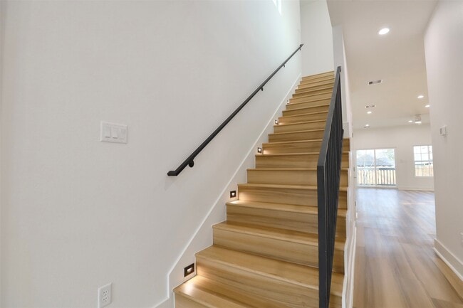 Building Photo - 421 E 41st St